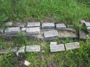 Jugendliche des CVJM haben auf die Steine Namen geschrieben.