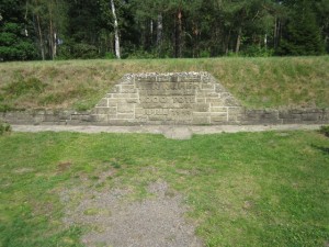 Unzählige dieser Massengräber befinden sich auf dem Gelände.