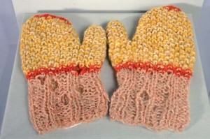 Diese aus Fäden einer Pferdedecke gestrickte Handschuhe zogen mich in der Ausstellung an.